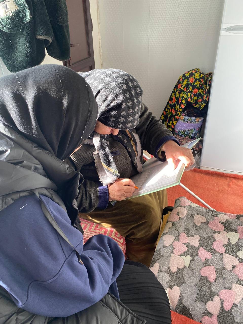 Социальный работник социального обслуживания на дому отделения № 2 Магомедова Айишат селении Аргвани оказывает социально-бытовую услугу, своим подопечным с целью оказания социальных услуг.